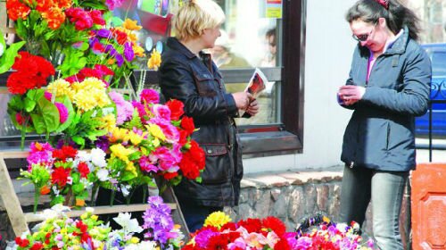 покупать цветы на кладбище