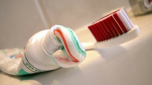зубная паста и зубная щетка