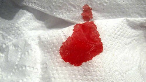 менструальная кровь на бумаге