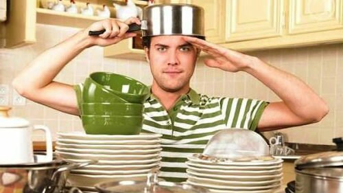 мужчина моет посуду